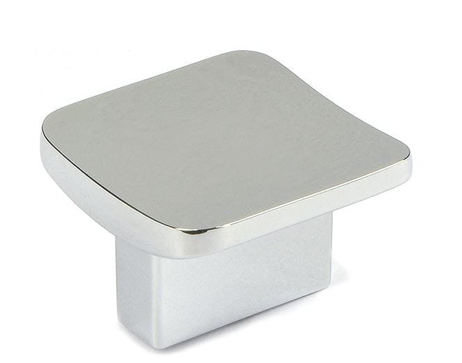 Bouton de Meuble en Chrome Brillant Poli, dimensions : 32x32mm. Sa couleur est argentée